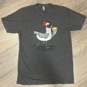 Rooster riding a skateboard eating a taco Men’s T shirt